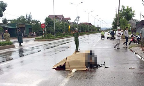 Thi thể hai cô gái trên quốc lộ Hiện trường vụ tai nạn. Ảnh: Đức Hùng