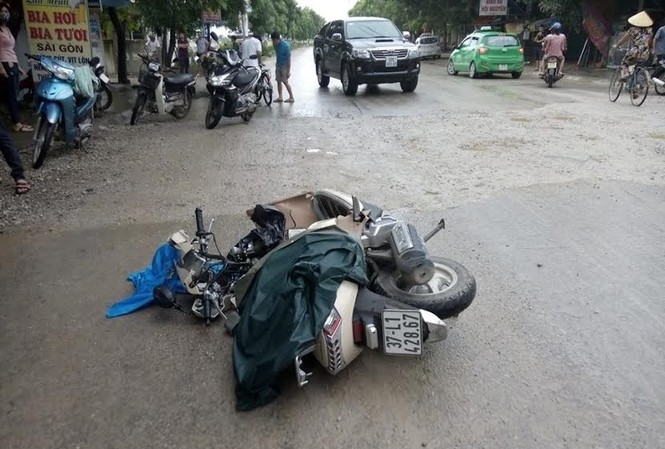 Xế hộp tông xe máy, 3 mẹ con nguy kịch Xế hộp tông xe máy, 3 mẹ con nguy kịch