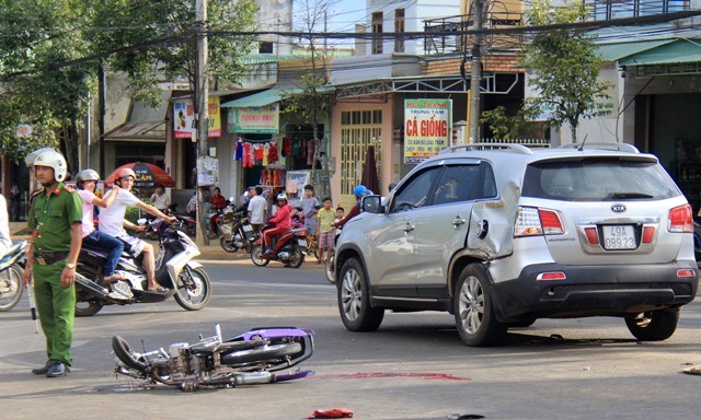 Gia Lai: Xe máy tông ô tô, 2 người thương vong Hiện trường vụ tai nạn