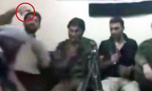 Điện thoại gài bom phát nổ trên tay chiến binh nổi dậy Syria Một tay súng Quân đội Syria Tự do dùng điện thoại chụp ảnh tự sướng trước khi quả bom phát nổ. Ảnh: Daily Star.