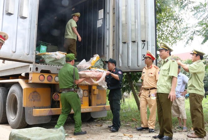 Bắt giữ 5,5 tấn thịt và mỡ động vật bốc mùi hôi thối Khoảng 5,5 tấn thịt và mỡ động vật bốc mùi hôi thối bị lực lượng chức năng Hà Tĩnh bắt giữ.