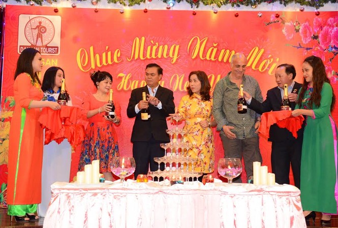 Bí thư Tỉnh ủy Đắk Lắk khui champagne đón giao thừa cùng du khách Bí thư Tỉnh ủy Đắk Lắk khui champagne đón giao thừa cùng du khách