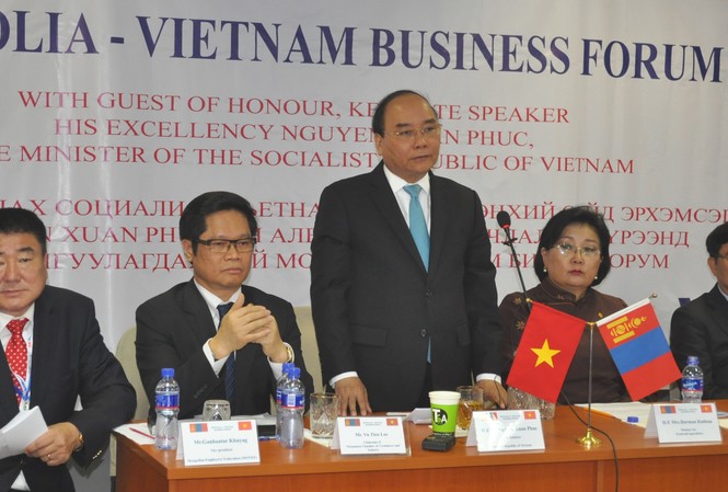 Việt Nam tạo mọi điều kiện thuận lợi cho nhà đầu tư Mông Cổ Thủ tướng Nguyễn Xuân Phúc và các đại biểu tham dự Diễn đàn doanh nghiệp Việt Nam - Mông Cổ (ảnh Văn Kiên)