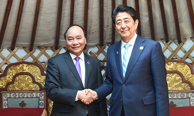 Bảo đảm tự do, an ninh, an toàn hàng hải và hàng không ở Biển Đông Thủ tướng Nguyễn Xuân Phúc gặp Thủ tướng Nhật Bản Shinzo Abe.