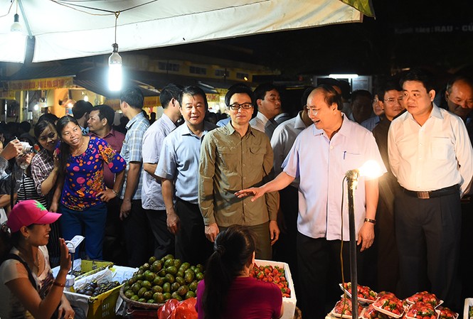 Thủ tướng bất ngờ thị sát chợ Long Biên Thủ tướng Nguyễn Xuân Phúc thị sát chợ đầu mối Long Biên (ảnh QH)