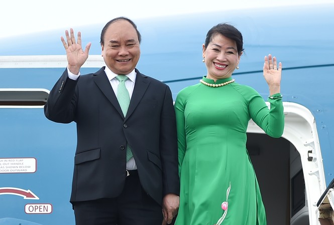Thủ tướng Nguyễn Xuân Phúc bắt đầu chuyến thăm Hà Lan Thủ tướng Nguyễn Xuân Phúc và Phu nhân tại sân bay Schiphol Amsterdam, Hà Lan (ảnh QH)