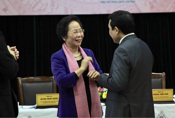 “Tiền, vàng trong dân rất nhiều, sao chúng ta không huy động được”? Nguyên Phó Chủ tịch nước Nguyễn Thị Doan trao đổi với các đại biểu