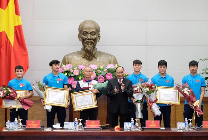 Thủ tướng trao Huân chương Lao động hạng Nhất cho đội U23 Việt Nam Thủ tướng trao huân chương Lao động hạng Nhất cho đội U23 và huân chương hạng Ba cho HLV và các cầu thủ. (ảnh Q.H)