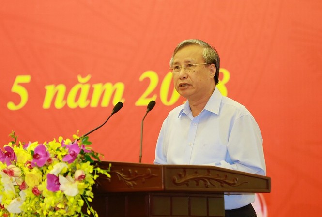 Mỗi cán bộ phải đặt mình vào vị trí 'công bộc', 'đầy tớ' của nhân dân Ông Trần Quốc Vượng, Thường trực BanBí thư phát biểu tại hội nghị ( ảnh Như Ý)