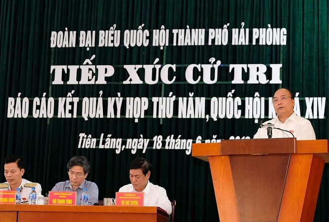 Thủ tướng: Mong người dân tỉnh táo, không nghe kẻ xấu xúi giục Thủ tướng Nguyễn Xuân Phúc tiếp xúc cử tri Hải Phòng (ảnh N.H)