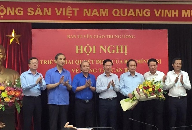 Ông Trương Minh Tuấn làm Phó Trưởng Ban Tuyên giáo T.Ư Ông Võ Văn Thưởng trao quyết định và tặng hoa ông Trương Minh Tuấn
