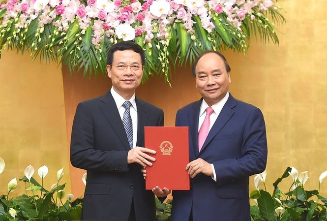 Trao quyết định giao quyền Bộ trưởng cho ông Nguyễn Mạnh Hùng Thủ tướng trao quyết định giao quyền Bộ trưởng cho ông Nguyễn Mạnh Hùng (ảnh N.H)