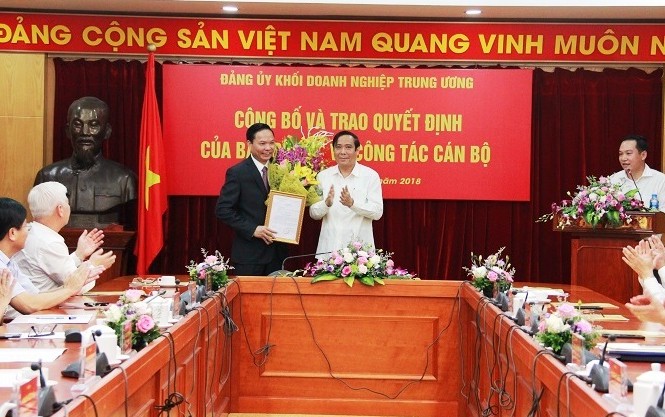 Công bố quyết định của Ban Bí thư về công tác cán bộ Ông Nguyễn Thanh Bình trao quyết định và chúc mừng ông Lê Văn Châu nhận nhiệm vụ mới.