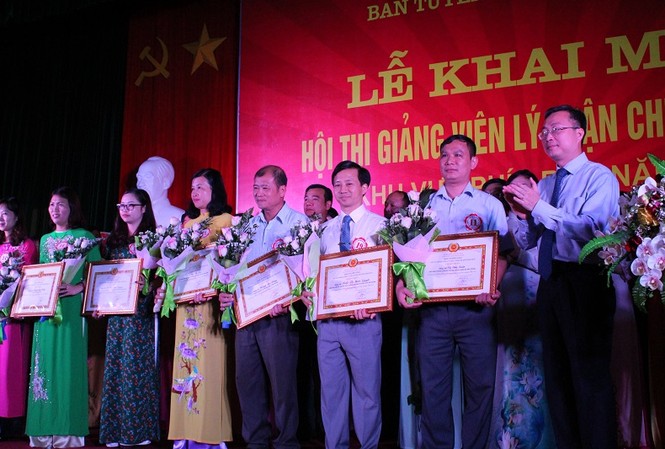 Hội thi Giảng viên lý luận chính trị giỏi khu vực phía Bắc năm 2018 Ban Tổ chức tặng hoa và giấy chứng nhận cho các thí sinh tham dự Hội thi.