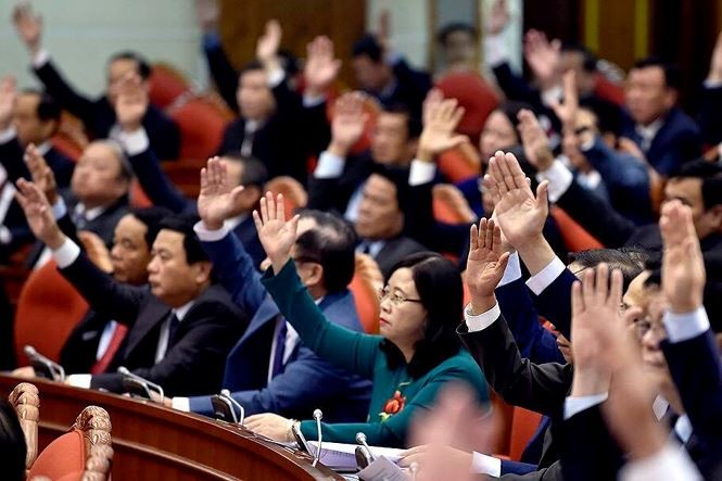 Nội dung ngày làm việc đầu tiên của Hội nghị Trung ương 8 Các đại biểu quyết thông qua chương trình hội nghị. Ảnh: Như Ý