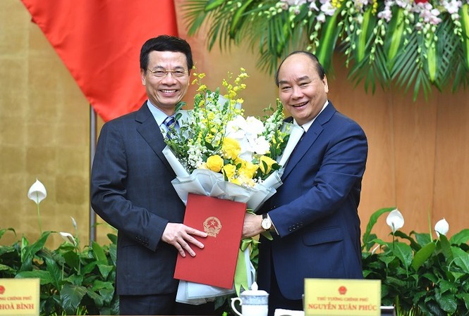 Trao quyết định của Chủ tịch nước bổ nhiệm ông Nguyễn Mạnh Hùng Thủ tướng trao quyết định của Chủ tịch nước về việc bổ nhiệm chức vụ Bộ trưởng Thông tin và Truyền thông đối với ông Nguyễn Mạnh Hùng. Ảnh N.H