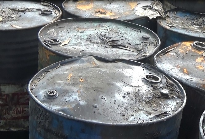 Đột kích cơ sở nấu dầu nhớt, xả thải trực tiếp ra môi trường Đột kích cơ sở nấu dầu nhớt, xả thải trực tiếp ra môi trường