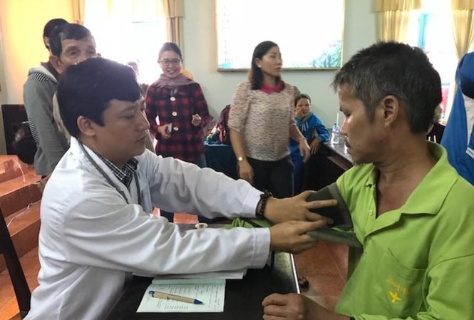 Khám bệnh, tặng quà cho hơn 400 bà con vùng bão Khám bệnh, tặng quà cho hơn 400 bà con vùng bão