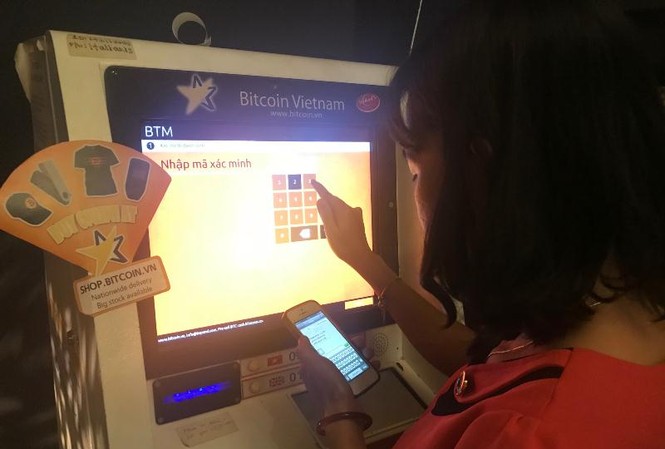 Cận cảnh giao dịch Bitcoin bằng máy ATM ở TPHCM Cận cảnh giao dịch Bitcoin bằng máy ATM ở TPHCM