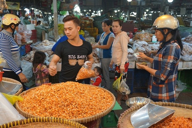 Người Sài Gòn sắm tôm, cá khô làm quà biếu tết Người Sài Gòn sắm tôm, cá khô làm quà biếu tết