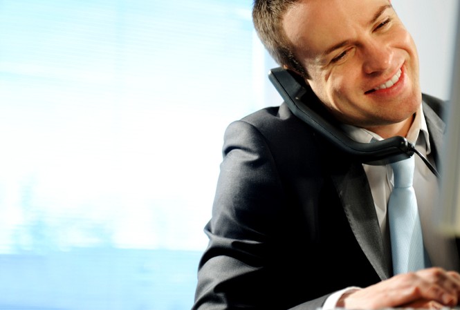 Điện thoại gây bệnh cho bạn thế nào? Ảnh minh họa: Internet