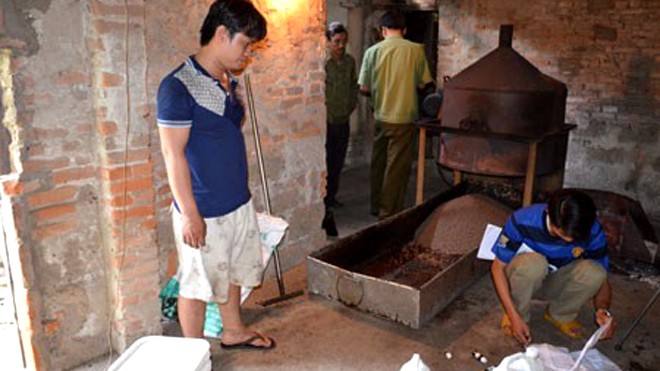 Cà phê tạo bọt bằng hóa chất sản xuất xà phòng Một cơ sở sản xuất cà phê giả ở Quảng Ngãi bị công an bắt quả tang