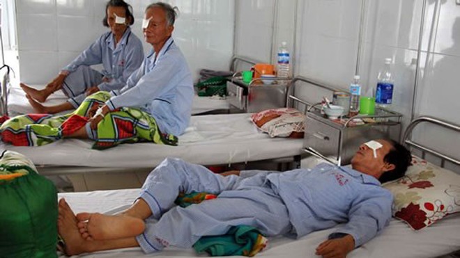 Quảng Nam: Mù, biến chứng hàng loạt sau phẫu thuật mắt ác bệnh nhân bị nhiễm trùng từ ngày 21-3 hiện đang được tiếp tục điều trị, theo dõi sau khi phẫu thuật cắt mủ. Ảnh: C.K