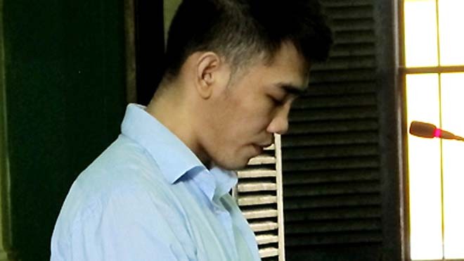 Nhân viên cũ lừa lấy hơn 2 tỷ đồng của chủ tiệm vàng Bị cáo Phúc thừa nhận hành vi trộm túi tiền hơn 2 tỷ của ông chủ cũ. Ảnh: Hải Duyên