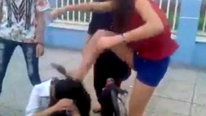 Nữ sinh Hải Dương vung chân sút liên tiếp vào mặt bạn Cô gái bị nhóm nữ sinh bắt quỳ và đánh rất mạnh. Ảnh cắt từ clip