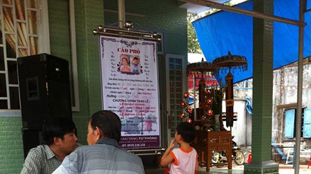 Bé gái 16 tháng tuổi bị người mẹ cắt cổ Đám tang hai mẹ con vắn số