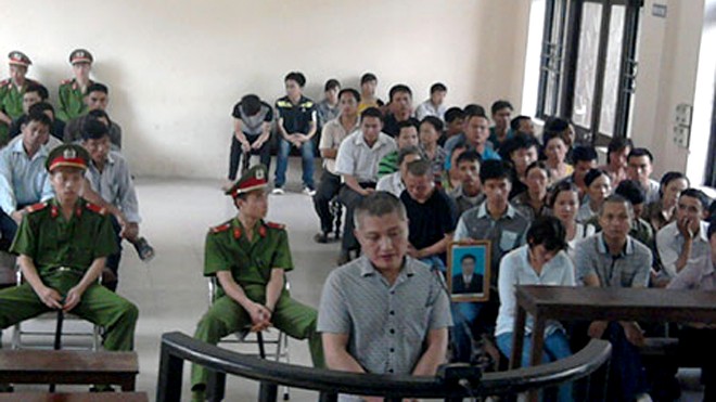 Bắt quả tang vợ ngoại tình, chồng đâm chết tình địch Dùng dao chọc tiết lợn đâm chết bạn thân khi đang có hành vi gian díu với vợ, Tân phải đứng trước vành móng ngựa nhận án 6 năm tù