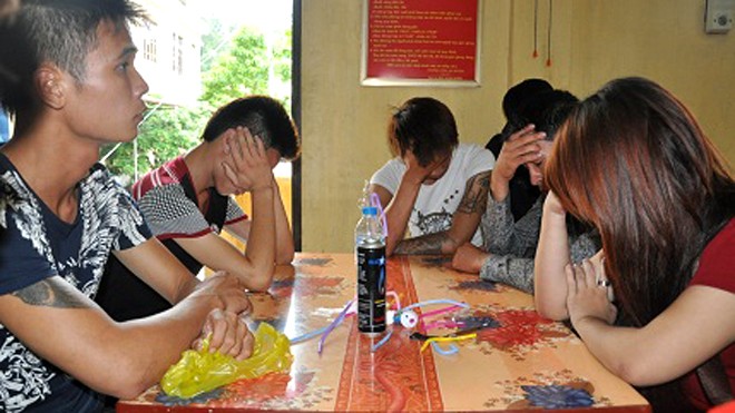 Tổ chức sinh nhật cho kiều nữ bằng 'tiệc' ma túy đá Nhóm thanh niên tại cơ quan công an sau bữa tiệc ma túy đá