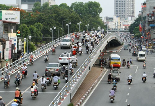 Luật Thủ đô: Động lực để Hà Nội phát triển Luật Thủ đô đi vào cuộc sống đã giúp Hà Nội thực hiện tốt công tác phát triển hạ tầng giao thông. Ảnh: Như Ý