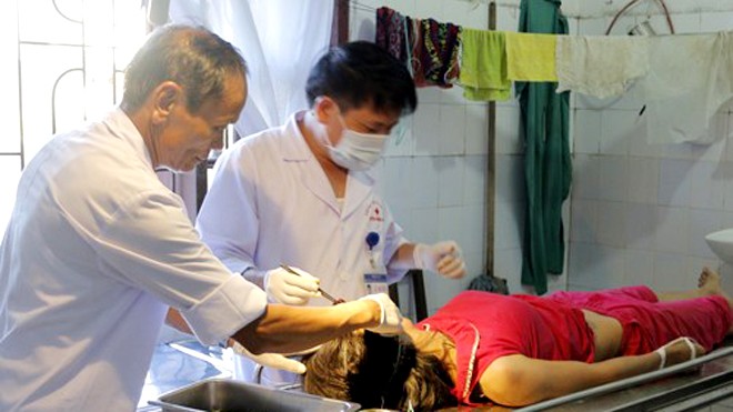 Bị chồng đánh gục giữa đường vì 'không nghe lời' Chị Hoa được y, bác sĩ BVĐK Hương Khê cấp cứu kịp thời