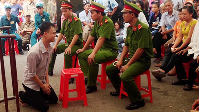 Truy sát 'người tình trong mộng' vì bị từ chối 'yêu' Lê Thanh Bình quỳ gối xin gia đình người bị hại tha thứ