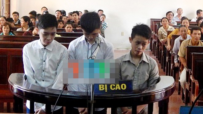 Học sinh cấp 2 đâm chết bạn vì tranh người yêu Các bị cáo trong vụ án đứng trước vành móng ngựa nghe tuyên án