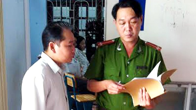 Buộc đóng cửa trường dạy trẻ như tra tấn thời trung cổ Công an làm việc với ông Chu Văn Việt sáng 21/7 - Ảnh: Đình Phú