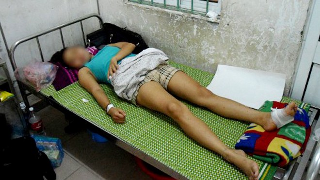 Kinh hoàng phút đối mặt với nhóm xả súng ở tiệm cầm đồ Chị Trang bị hàng chục vết đạn găm vào phía sau hai chân
