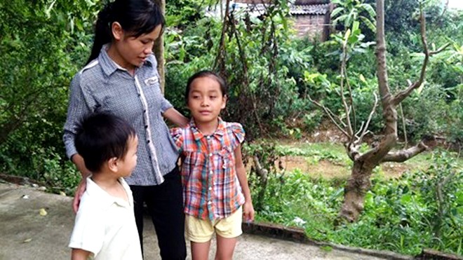 Bố ép ba con uống thuốc sâu rồi tự sát Nụ cười hiếm hoi của Thao khi đùa giỡn với hai đứa con sau gần một năm xảy ra sự việc kinh hoàng