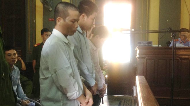 Phát bao cao su cho bạn để cưỡng hiếp tập thể thiếu nữ 14 tuổi Nhóm "yêu râu xanh" trước vành móng ngựa