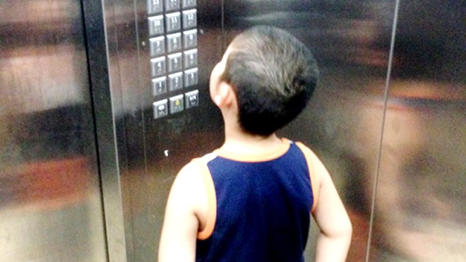 Thang máy thành phòng ăn, toilet giữa Thủ đô Nhiều người dân cho trẻ con sử dụng thang máy mà không quan tâm tới vấn đề an toàn