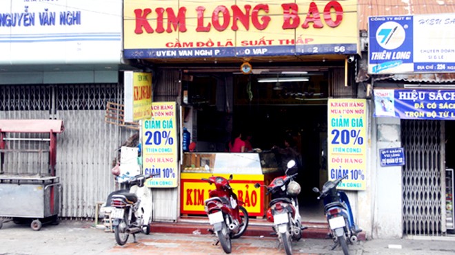 Chủ doanh nghiệp vàng trình báo bị cướp túi đá quý 1,5 tỷ đồng Tiệm vàng Kim Long Bảo, nơi mà hai vợ chồng anh Nghĩa bị bọn cướp giật túi đá quý. Ảnh: An Nhơn