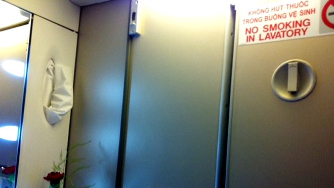 Khách Hàn Quốc trốn vào toilet máy bay hút thuốc Dù có biển cấm hút thuốc trong toilet trên máy bay Vietnam Airlines song hành khách Shin Kwang Yeul vẫn vi phạm