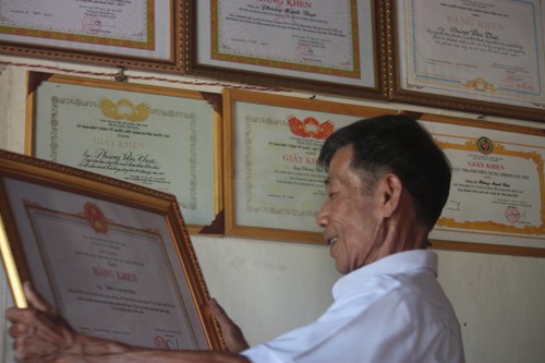 Công dân ưu tú hiến 1.000 m2 đất Tháng 5/2014, ông Phùng Mạnh Thực được Thủ tướng Chính phủ tặng bằng khen vì có thành tích trong thực hiện Chương trình mục tiêu quốc gia xây dựng nông thôn mới. Ảnh: Minh Minh