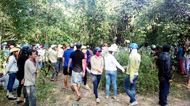 Bắt khẩn cấp nghi can giết nhân viên tiệm vàng Hàng trăm người dân hiếu kỳ đến xem hiện trường vụ án mạng. Hình: PN