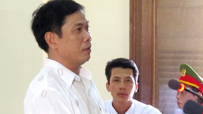 Đình chỉ công tác phó Công an TP Tuy Hòa Phó Công an TP Tuy Hòa Lê Đức Hoàn có mặt tại phiên tòa phúc thẩm vụ án dùng nhục hình với tư cách người làm chứng. Ảnh: Tấn Lộc
