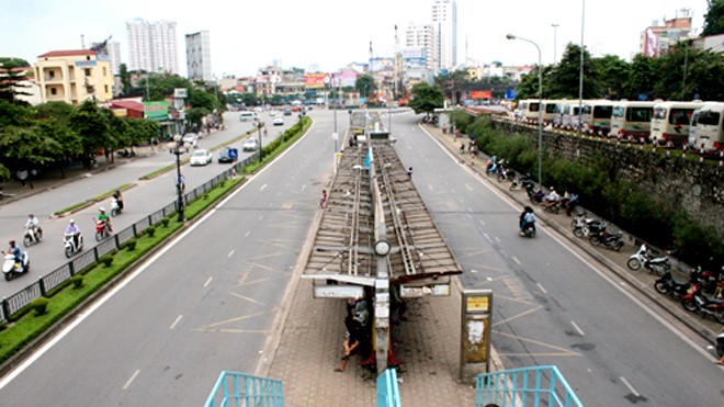 Hà Nội di chuyển cây xanh để xây metro trong tháng 10 Cầu vượt bộ hành và trạm trung chuyển xe buýt ở Cầu Giấy, đoạn trước cổng ĐH Giao thông Vận tải sẽ được di chuyển sang một địa điểm khác. Ảnh: Phương Sơn