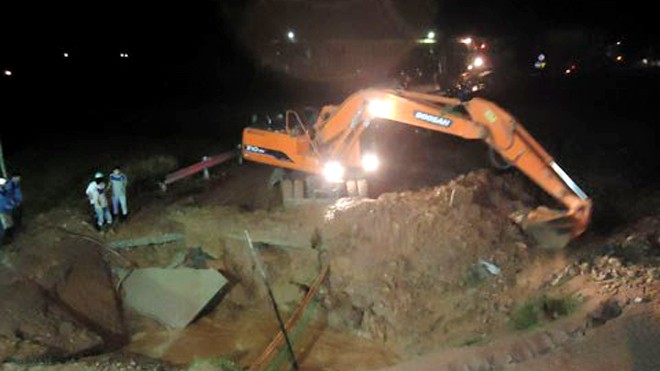 Vỡ đường ống, nước sạch Hà Nội sẽ gặp nhiều khó khăn năm 2015 Việc cung cấp nước sạch năm 2015 sẽ gặp nhiều khó khăn do liên tiếp vỡ đường ống thời gian qua