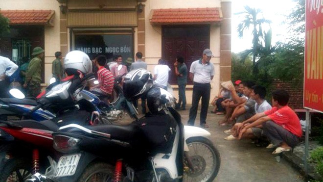 5 kẻ bịt mặt xông vào cướp tiệm vàng Tiệm vàng bị cướp. Ảnh: VietNamNet