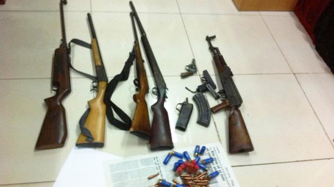 20 bánh heroin, súng K59 trên xe giang hồ đất mỏ Số vũ khí thu giữ